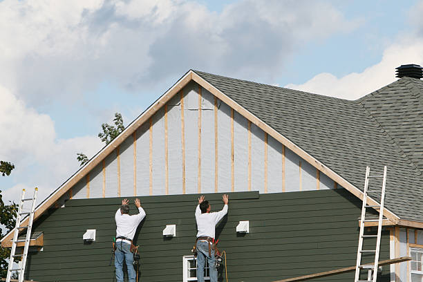 Professional Vinyl Siding technician working in New Holland, OH